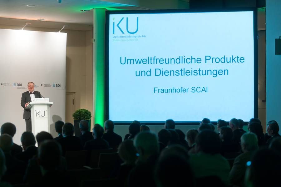 Prof. Dr. Ulrich Trottenberg, Institutsleiter Fraunhofer SCAI, stellt das Projekt AutoPacker-Suite vor. © Christian Kruppa/IKU